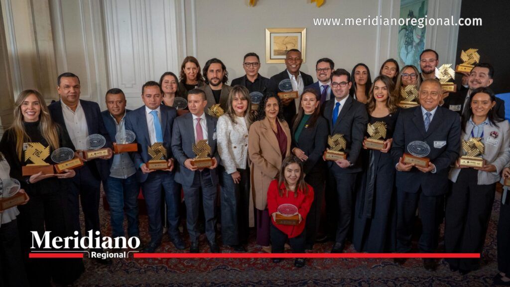 Representantes de las entidades ganadoras del Premio Nacional de Alta Gerencia 2026 posan con sus reconocimientos durante la ceremonia en la que fue distinguida la Alcaldía de Popayán.