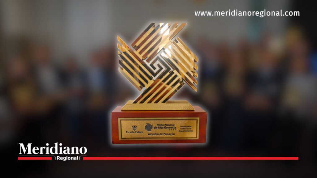 Trofeo del Premio Nacional de Alta Gerencia 2026 entregado a la Alcaldía de Popayán por su destacado desempeño institucional y gestión pública.