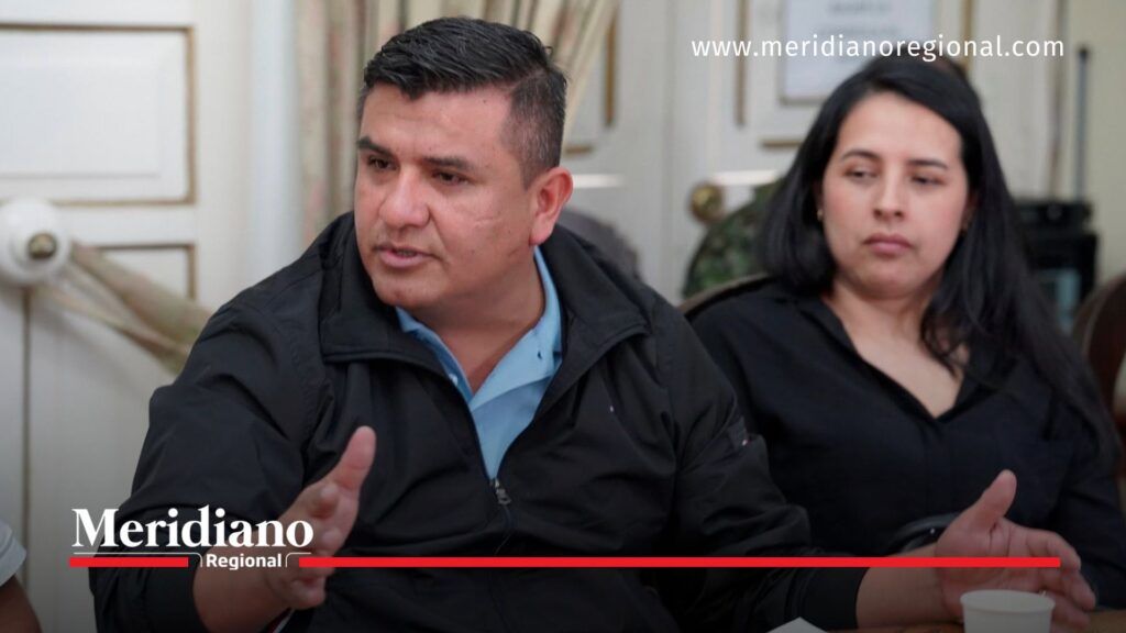 Representante institucional interviene durante una mesa de trabajo para definir acciones que garanticen la continuidad escolar en Argelia.