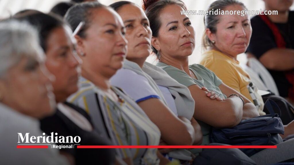 Madres de familia y miembros de la comunidad educativa de Caldono escuchan la socialización de los avances en contratación docente, infraestructura y dotación escolar durante una jornada de diálogo con la Secretaría de Educación y Cultura del Cauca.