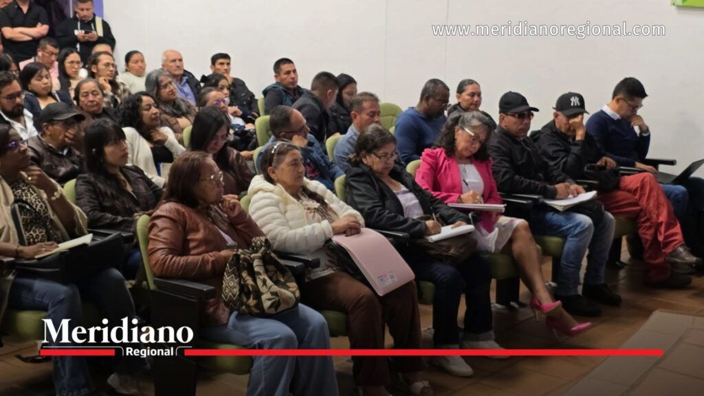 Asistentes a la Mesa Pública del PAE escuchan las intervenciones y toman apuntes durante la jornada de participación ciudadana realizada por la Secretaría de Educación y Cultura del Cauca.