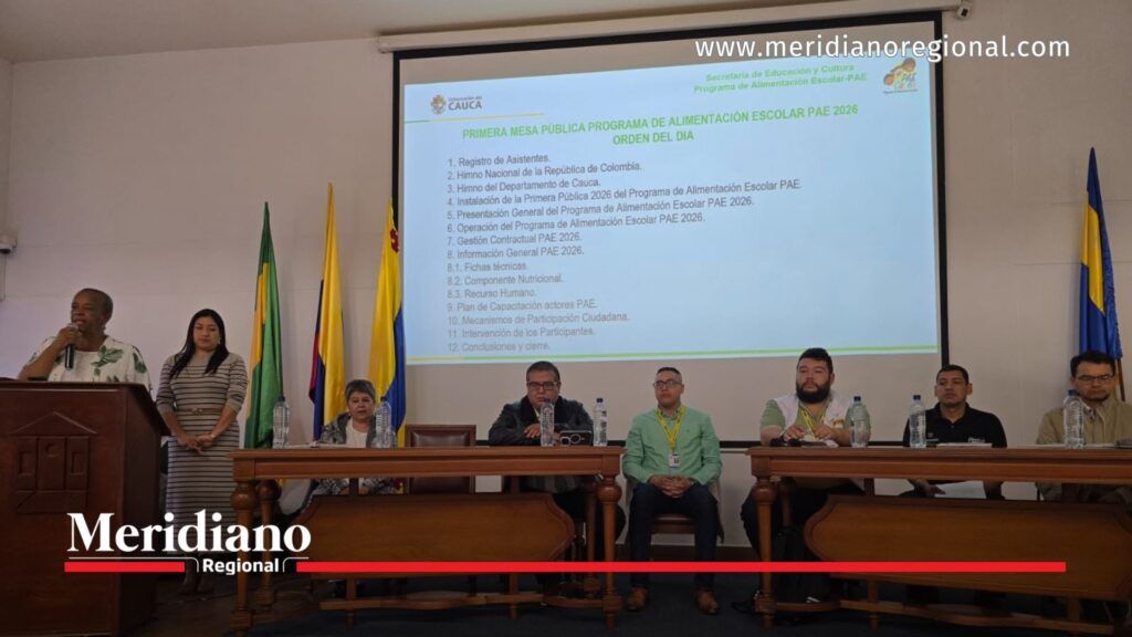 Funcionarios de la Secretaría de Educación y Cultura del Cauca exponen el balance del Programa de Alimentación Escolar durante la Mesa Pública del PAE ante representantes de la comunidad educativa y entidades de control.