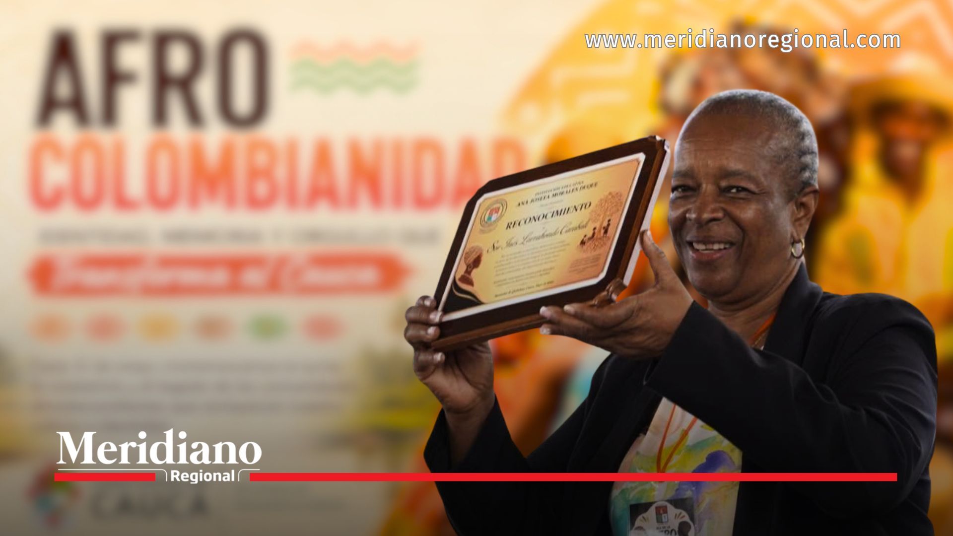 Sor Inés Larrahondo Carabalí sostiene el reconocimiento otorgado por la Institución Educativa Ana Josefa Morales Duque durante la conmemoración del Día de la Afrocolombianidad en Santander de Quilichao.