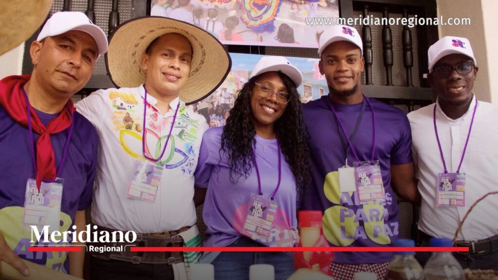 Cinco participantes del encuentro Artes para la Paz posan juntos durante el cierre regional realizado en Cauca, representando a las delegaciones de Cauca, Nariño y Huila.