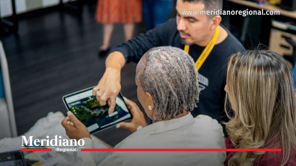 Funcionarios de la IU Digital de Antioquia presentan herramientas digitales a la delegación de la Secretaría de Educación y Cultura del Cauca durante una jornada de innovación educativa.