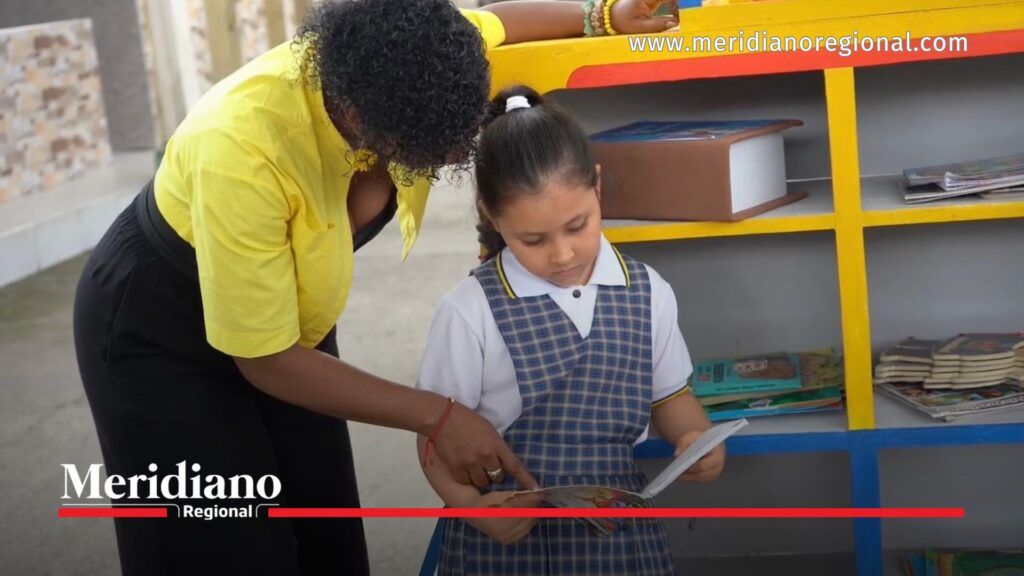 Docente acompaña a una estudiante durante una actividad de lectura en una institución educativa del Cauca.