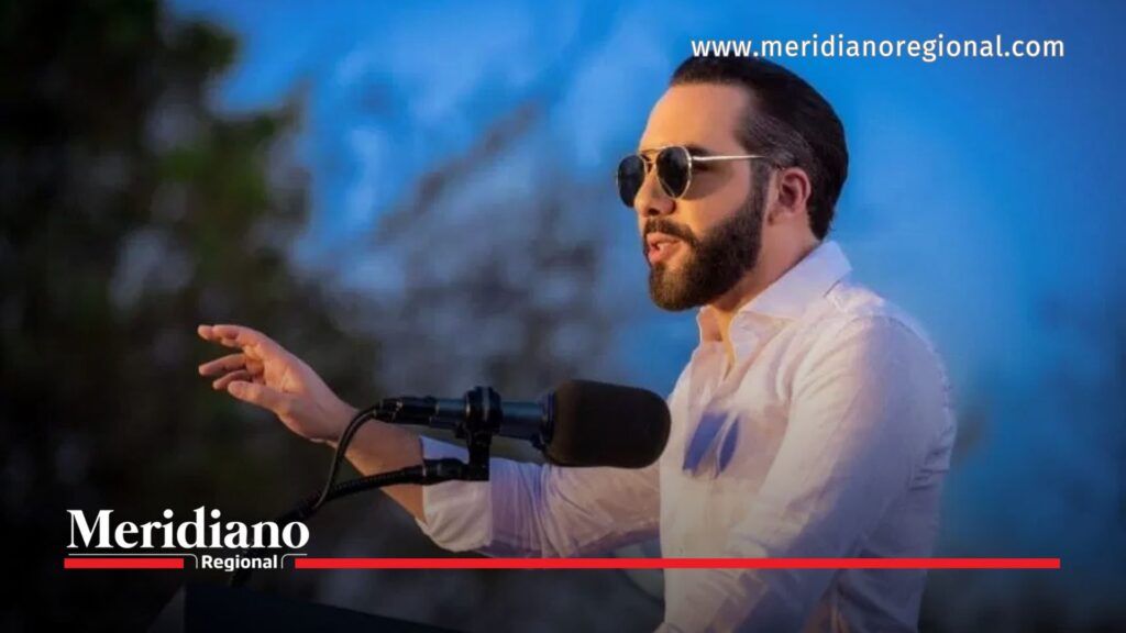 El presidente de El Salvador, Nayib Bukele, durante una intervención pública frente a un micrófono.