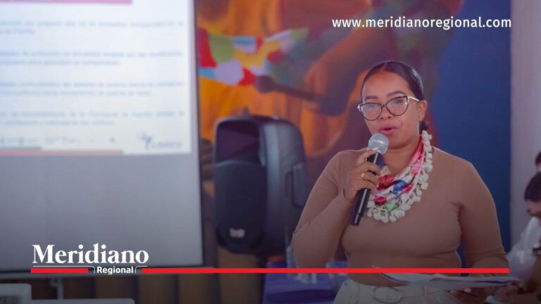 Funcionaria de la Secretaría de la Mujer del Cauca expone durante una jornada de orientación en la Casa Refugio La Esperanza, iniciativa que brinda protección y acompañamiento a mujeres víctimas de violencia en el departamento.