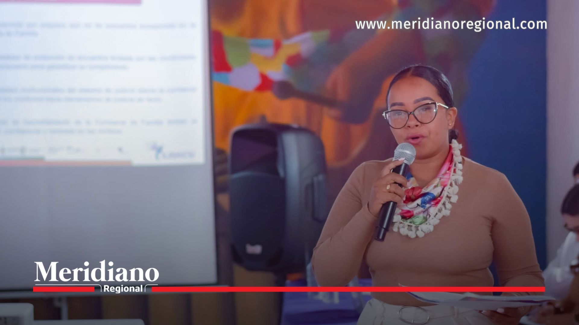 Funcionaria de la Secretaría de la Mujer del Cauca expone durante una jornada de orientación en la Casa Refugio La Esperanza, iniciativa que brinda protección y acompañamiento a mujeres víctimas de violencia en el departamento.