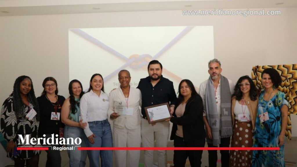 Funcionarios de la Secretaría de Educación y Cultura del Cauca, la Secretaría Departamental de Salud y entidades aliadas participan en la entrega de un reconocimiento por el fortalecimiento de proyectos pedagógicos transversales con enfoque en salud.