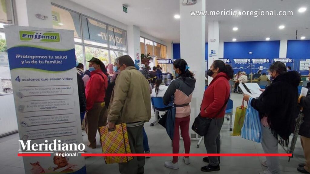 Usuarios hacen fila en un punto de atención de EMSSANAR para realizar trámites relacionados con los servicios de salud.