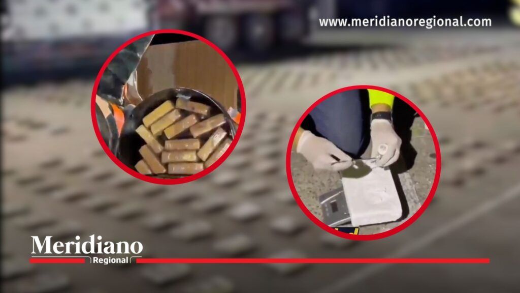 Autoridades verifican los paquetes de cocaína incautados en Cali. - Meridiano Regional Funcionarios inspeccionan paquetes de cocaína durante el procedimiento de incautación de 497 kilos de cocaína en Cali.