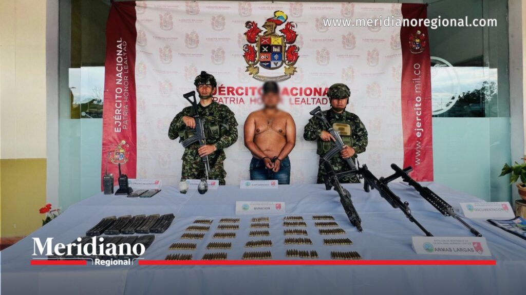 Presunto integrante del ELN capturado durante operación militar en Mercaderes - Meridiano Regional Presunto integrante del ELN capturado durante una operación militar en Mercaderes, Cauca, junto al material de guerra y equipos incautados por el Ejército Nacional.