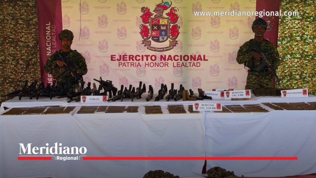 Armas, munición, proveedores y equipos incautados por el Ejército Nacional durante una operación contra la estructura Mariscal Sucre en Tumaco, Nariño.