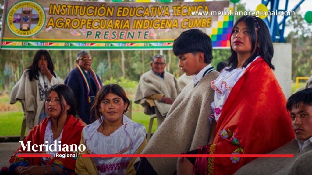 Estudiantes y comunidad indígena acompañan la oficialización de UNIPUEBLOS en Cumbal. - Meridiano Regional Estudiantes de comunidades indígenas durante el acto de oficialización de UNIPUEBLOS en la Institución Educativa Técnica Agropecuaria Indígena Cumbe, en Cumbal, Nariño.