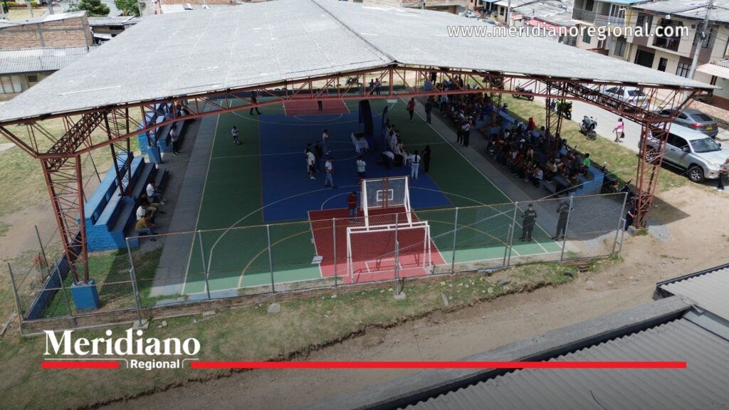 Vista aérea de la cancha de Retiro Bajo entregada por el Alcalde de Popayánmediante el Presupuesto Participativo, un nuevo escenario deportivo para la comunidad.