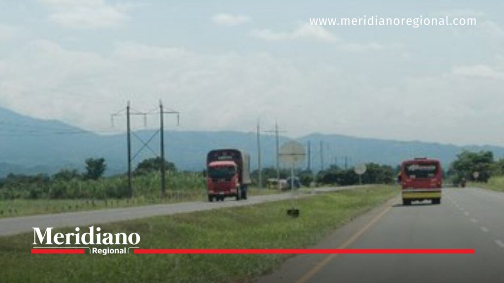 Vía Panamericana en Villa Rica, Cauca, corredor donde se presentó la alerta por un presunto explosivo que obligó al cierre preventivo.