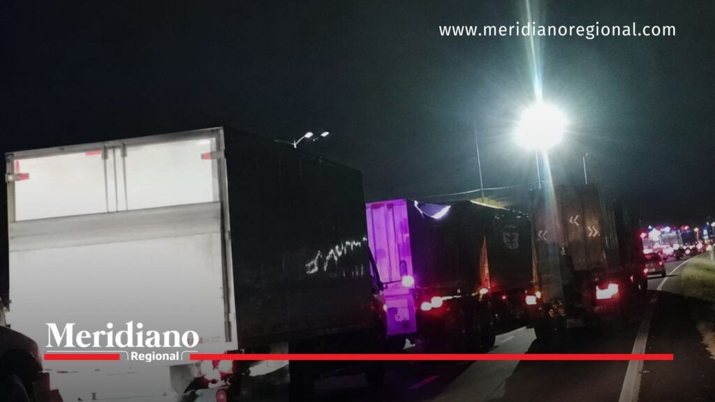 Filas de tractocamiones y vehículos detenidos en la vía Panamericana por la alerta de un presunto explosivo en Villa Rica, Cauca.