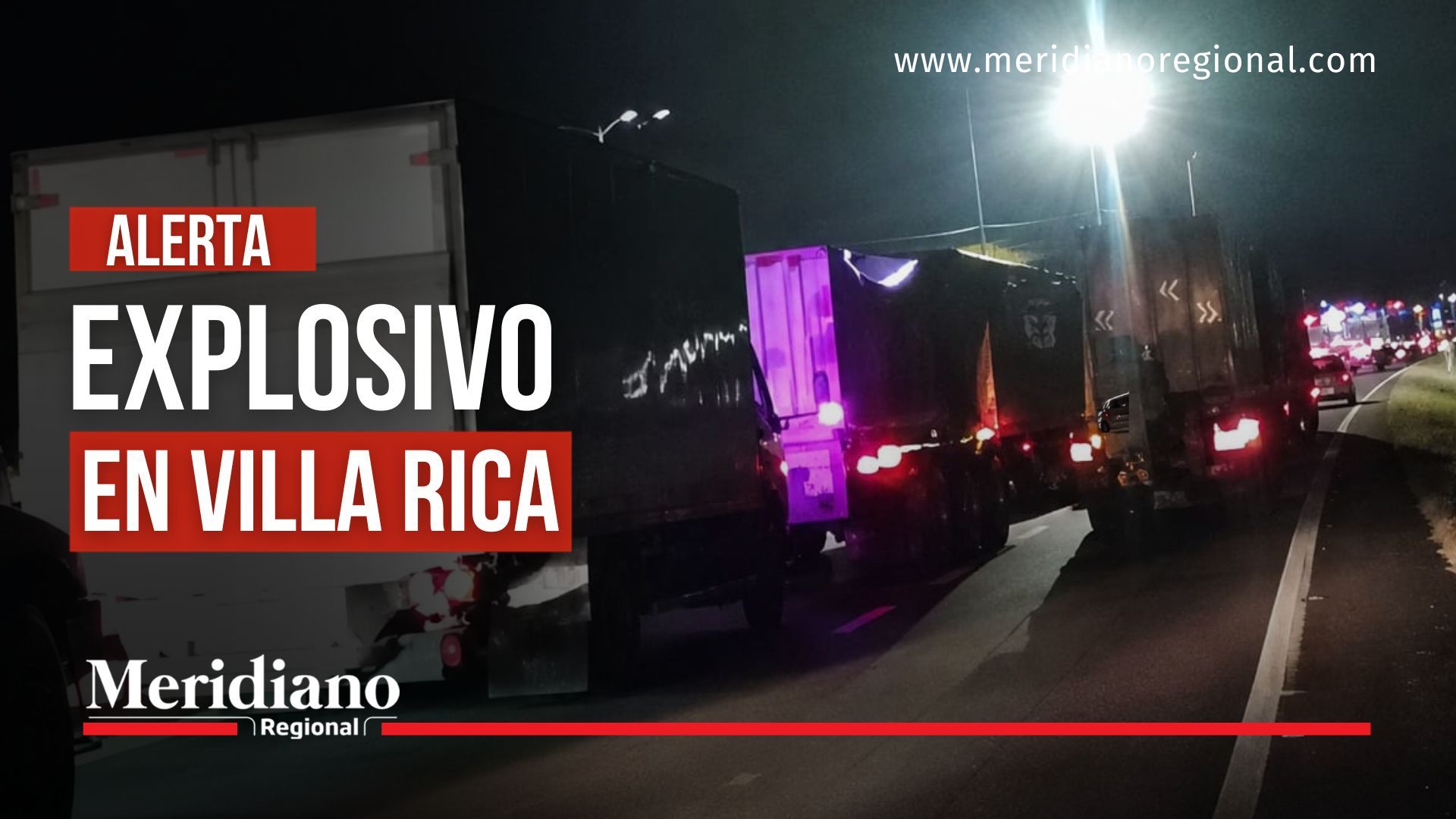 Filas de tractocamiones y vehículos detenidos en la vía Panamericana durante el cierre preventivo por una alerta de presunto explosivo en Villa Rica, Cauca.