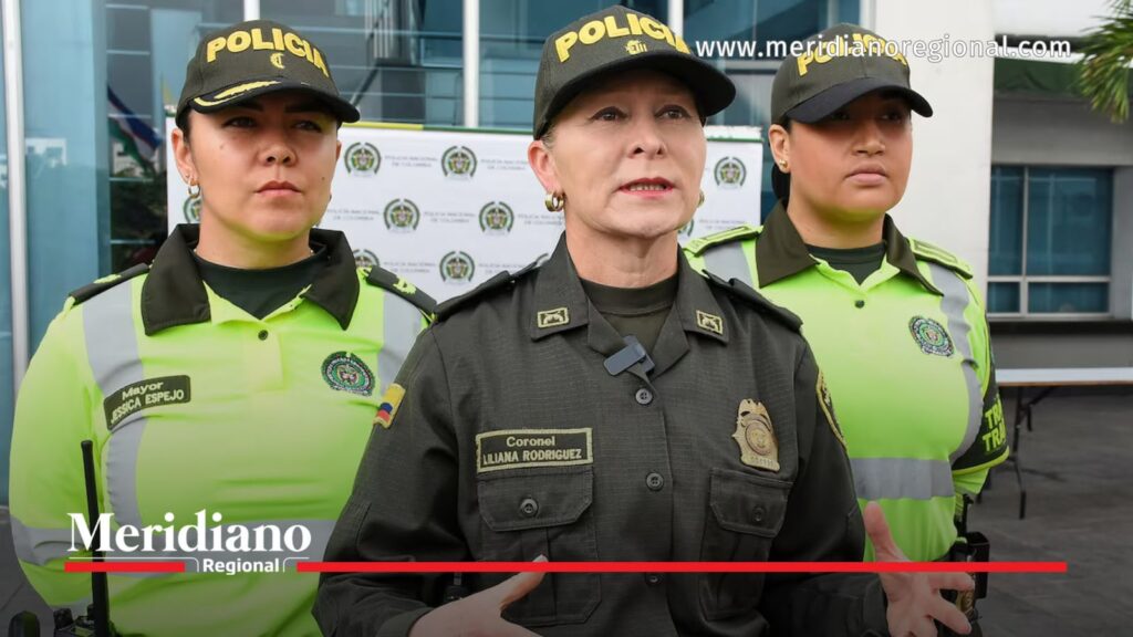Sandra Liliana Rodríguez y dos policías presentan el dispositivo de seguridad del Aeropuerto Alfonso Bonilla Aragón.