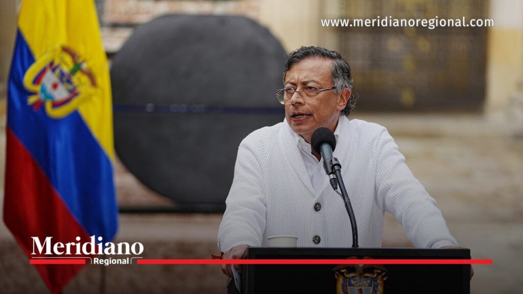 El presidente Gustavo Petro durante una intervención pública, en el contexto de la decisión de retirar a ocho voceros de alias Calarcá de la mesa de diálogo.