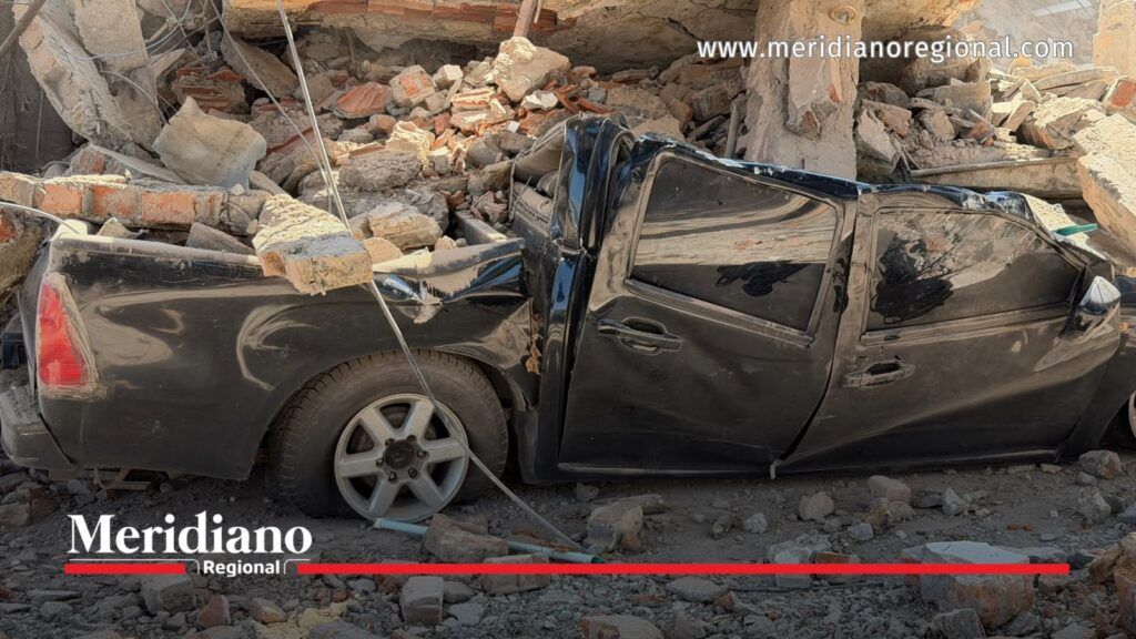 Sismo en Cali deja vehículo afectado entre escombros de una estructura colapsada.