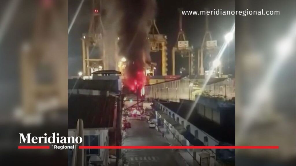 Columna de humo durante el incendio en la cárcel de Buenaventura, conocida como ‘Marte’.