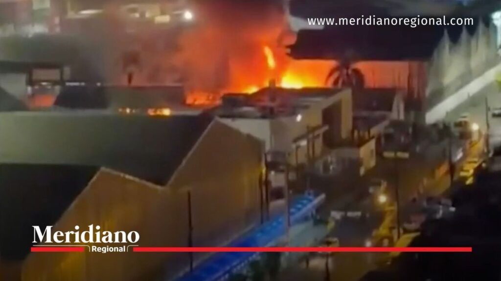 Llamas sobre las instalaciones de la cárcel de Buenaventura durante el incendio registrado en ‘Marte’.