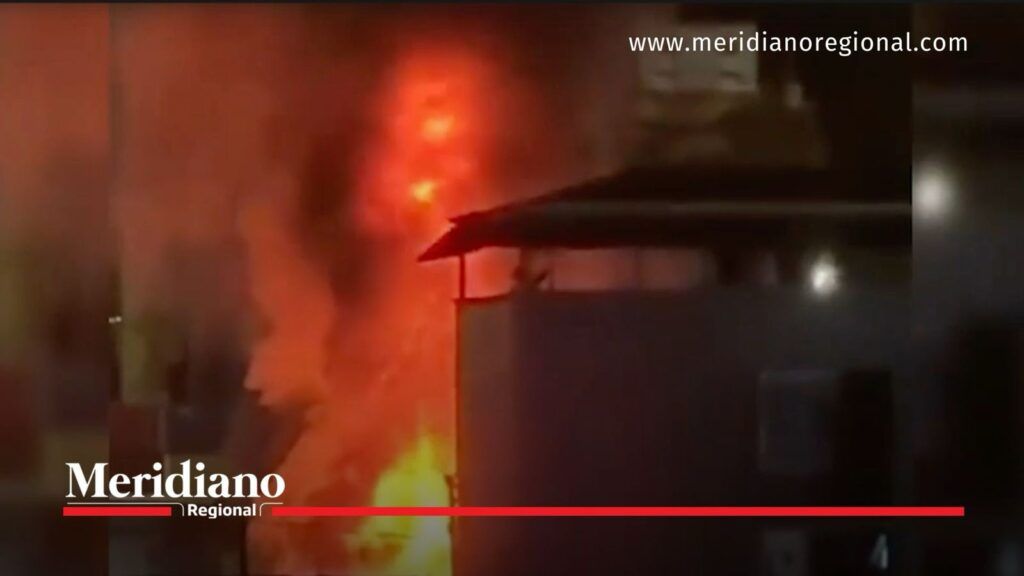 Llamas durante el incendio que afectó la cárcel de Buenaventura y obligó a gestionar el traslado de 370 detenidos.