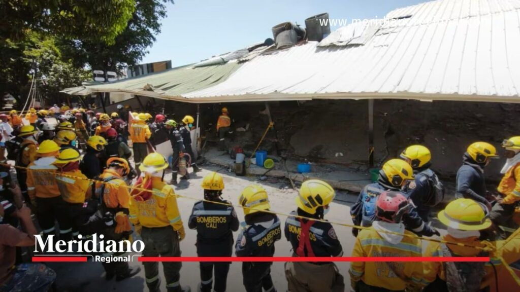 Bomberos y organismos de socorro atienden emergencia tras terremoto.