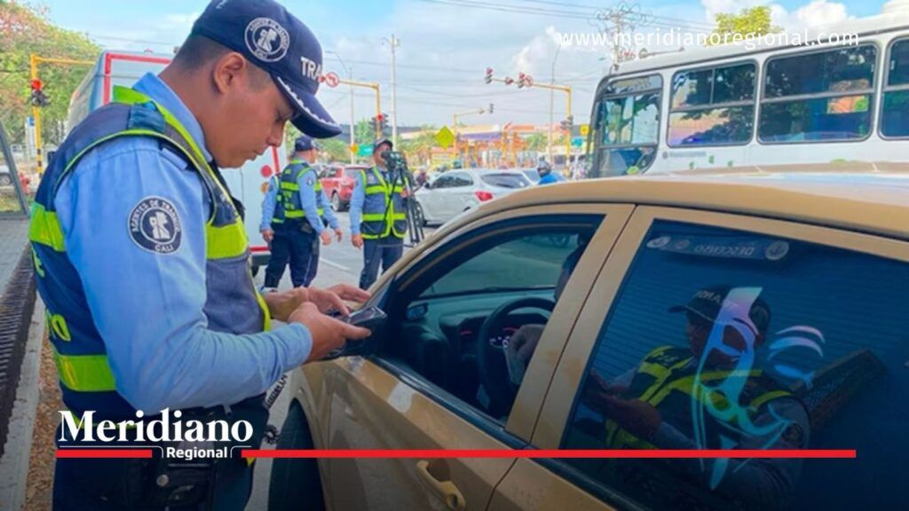 Control de pico y placa en Cali - Meridiano Regional Agente realiza control vehicular durante operativo de pico y placa en Cali.