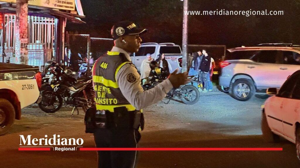 Operativo de tránsito en Cali durante la noche - Meridiano Regional Agente de tránsito controla la movilidad vehicular durante la noche en Cali.