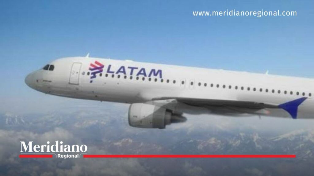 Avión de LATAM durante medidas para vuelos tras el terremoto.