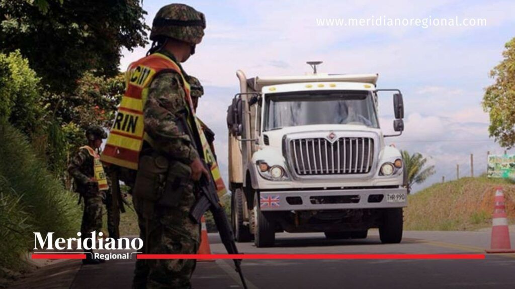 Controles del Ejército en corredor vial - Meridiano Regional Soldados del Ejército Nacional realizan control a un camión en una vía.