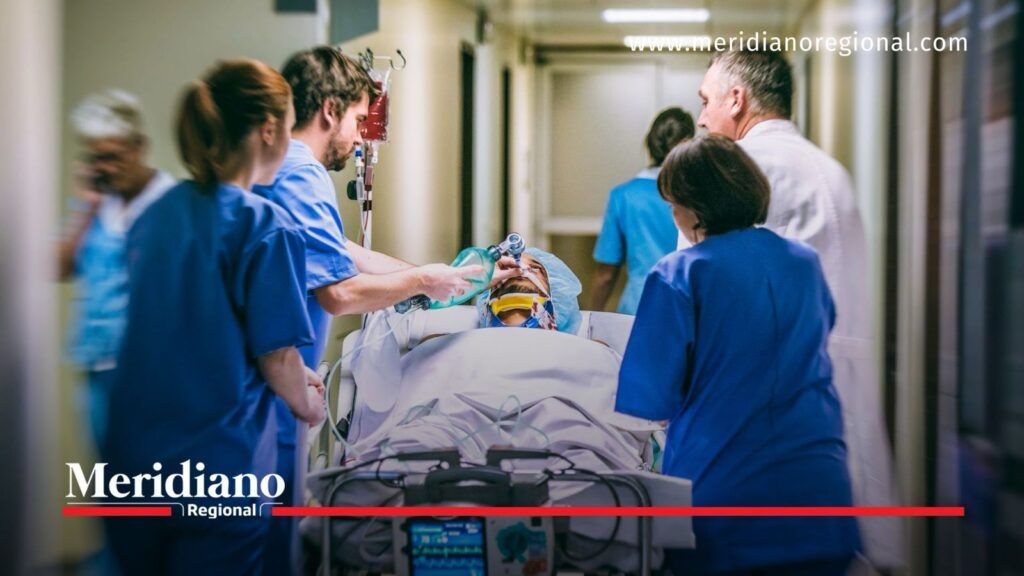 Personal médico atiende a un paciente durante Alerta Roja Hospitalaria en Cauca.