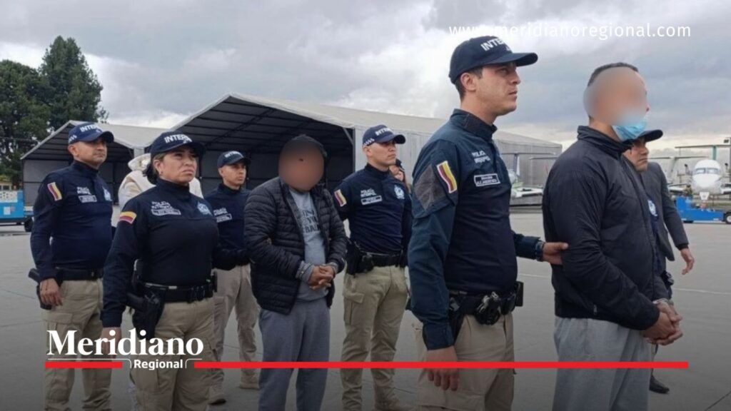 Traslado de requeridos en procesos de extradición - Meridiano Regional Agentes de Interpol custodian a personas durante un traslado por extradición.