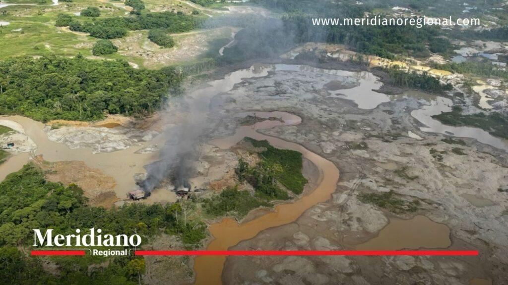 Vista aérea de zona afectada por minería ilegal en Chocó.