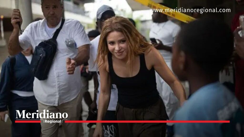 Shakira durante recorrido por Quibdó para acompañar a comunidades afectadas por el terremoto.