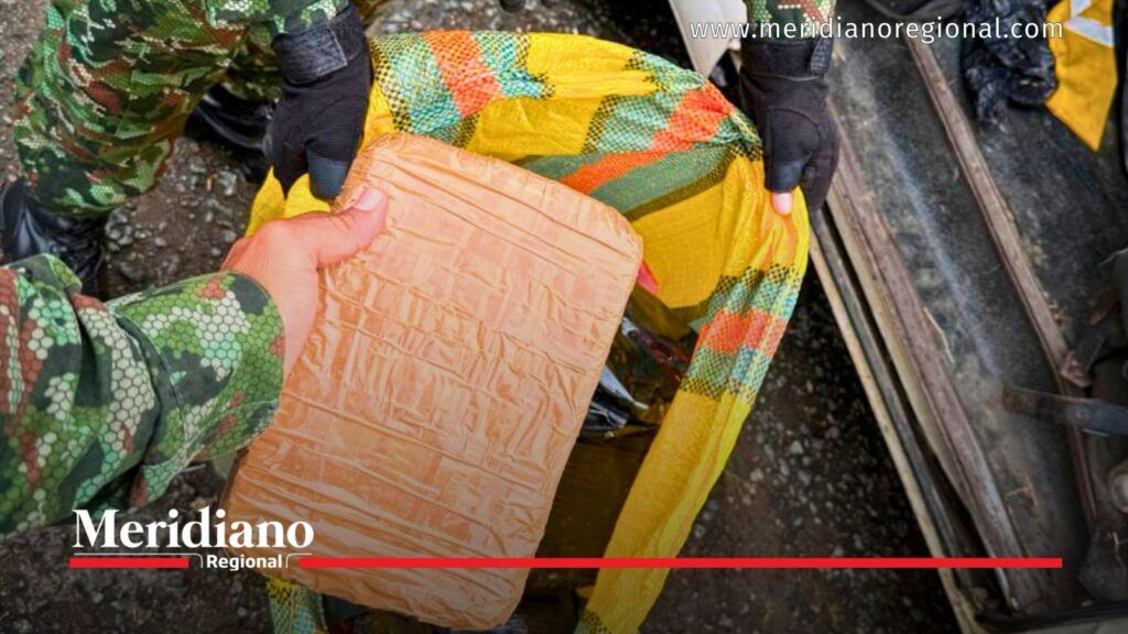 Paquete de marihuana hallado en vehículo en Miranda - Meridiano Regional Militar sostiene uno de los paquetes de marihuana incautados en Miranda, Cauca.