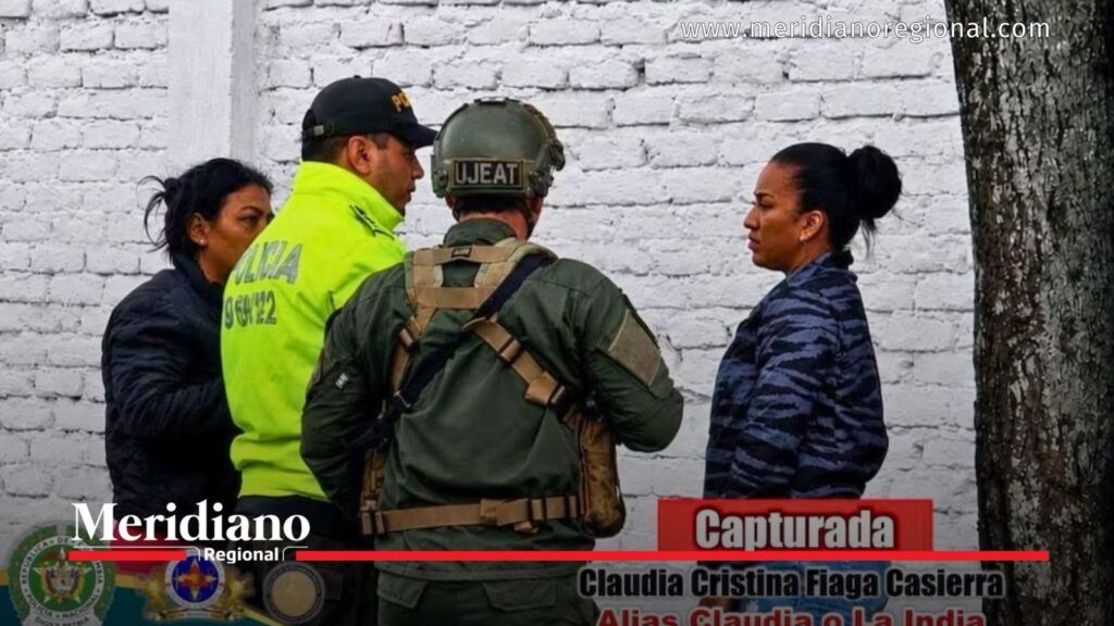 Alias Claudia durante operativo de captura en Cauca - Meridiano Regional Alias Claudia junto a integrantes de la Policía durante su captura en Santander de Quilichao, Cauca.