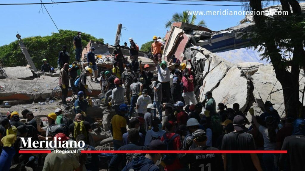 Labores entre edificaciones colapsadas tras el terremoto - Meridiano Regional Labores entre escombros y edificaciones colapsadas tras el terremoto del 10 de agosto.