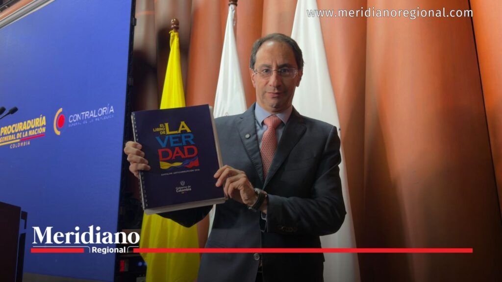 Vicepresidente José Manuel Restrepo sostiene el Libro de la Verdad, documento que reúne 82 casos entregados a las autoridades.