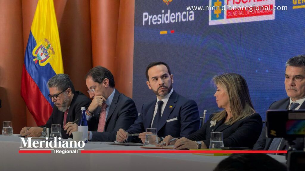 Abelardo De La Espriella y autoridades durante la entrega de los 82 casos incluidos en el Libro de la Verdad.