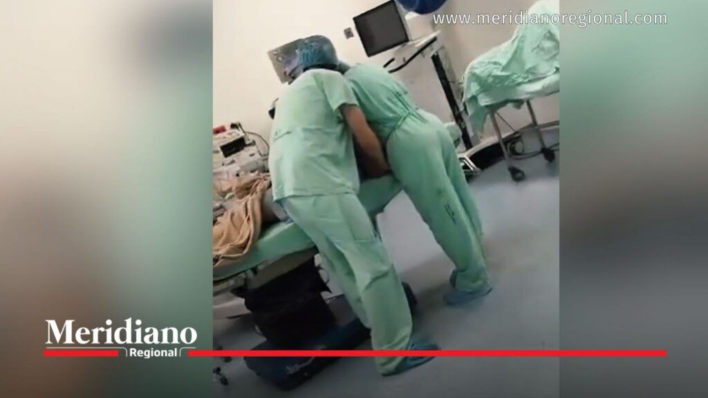 Personal médico protege a paciente durante terremoto en el HUV.
