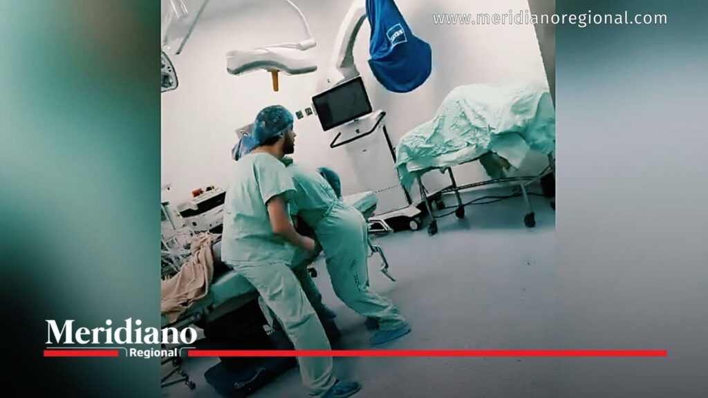 Médicos junto a paciente sedada durante terremoto en el HUV.