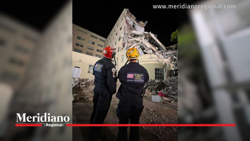 Rescatistas frente a estructura afectada tras terremoto en el HUV.