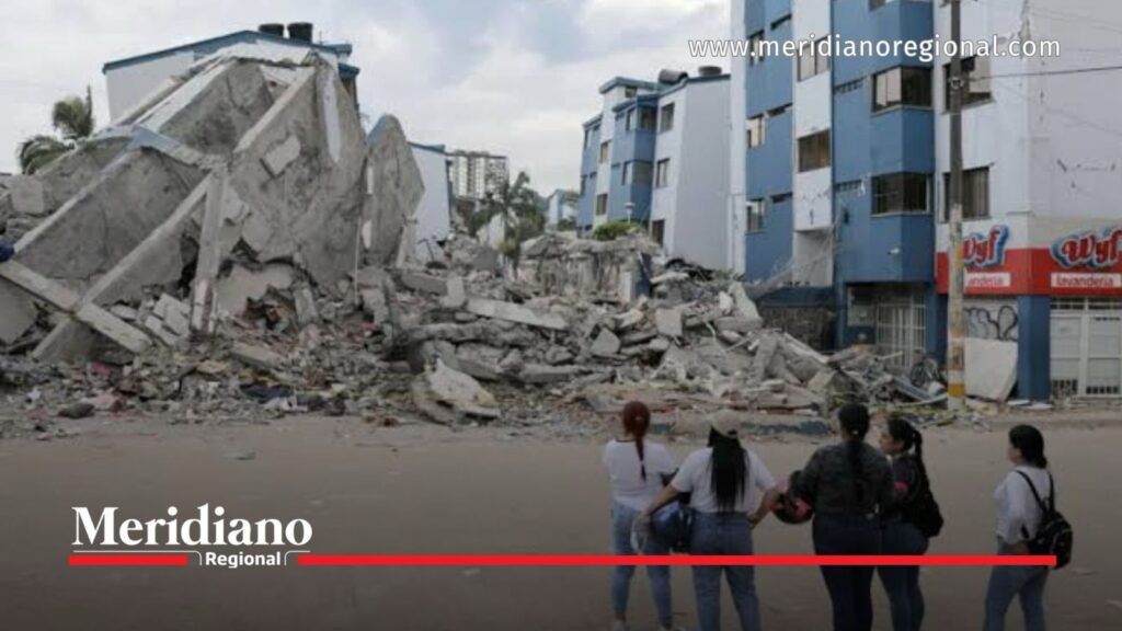 Destrucción causada por el terremoto en Chocó - Meridiano Regional Personas observan edificios colapsados y escombros tras el terremoto en Chocó.
