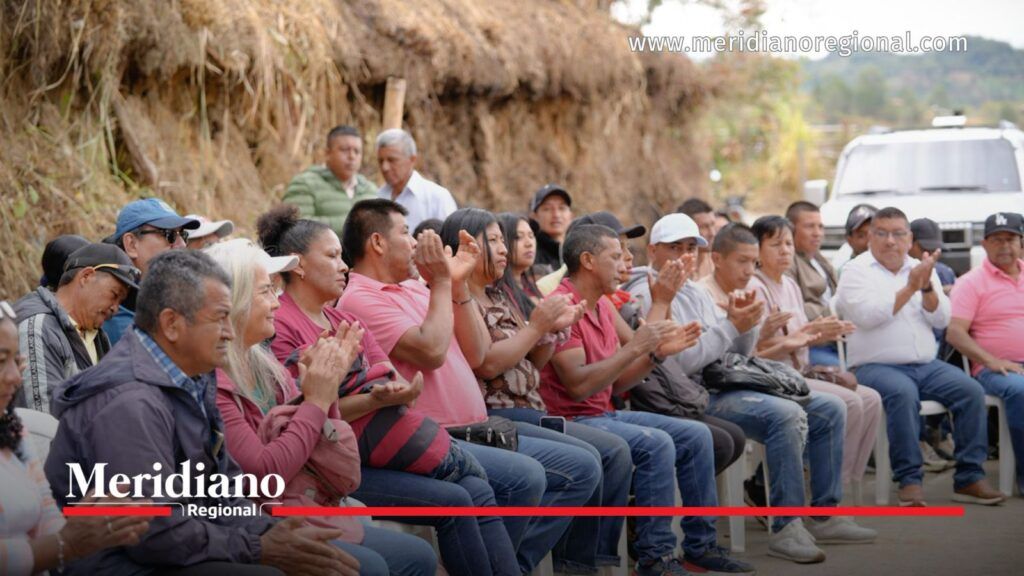 Habitantes de El Túnel participan en la entrega de la nueva placa huella en Cajibío impulsada por la Gobernación del Cauca.