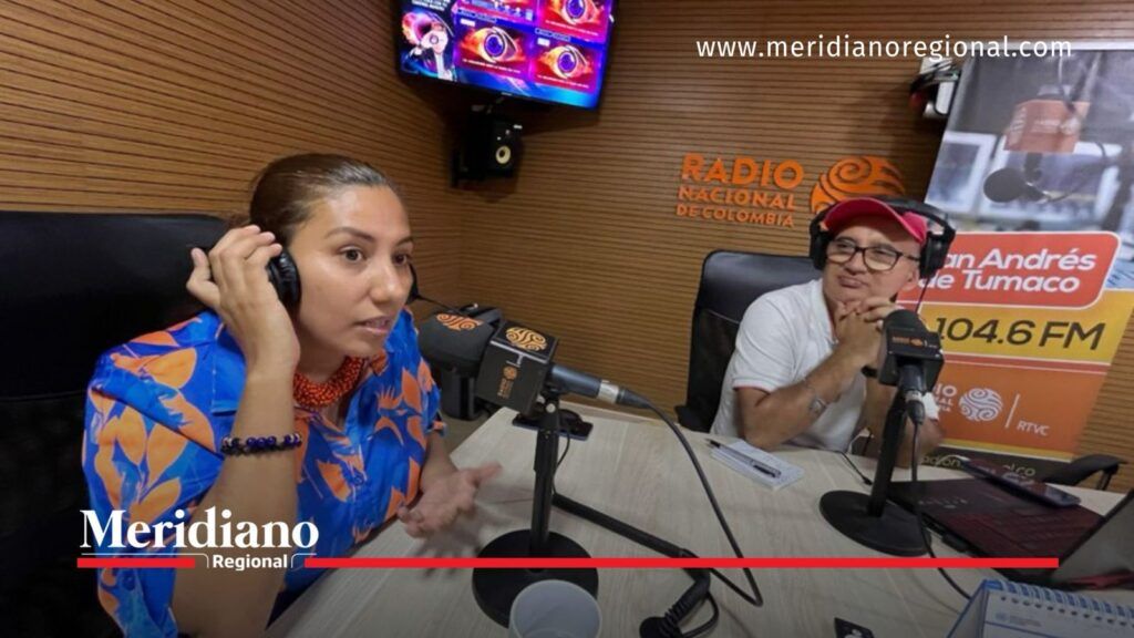 Emisora de Paz de Tumaco durante transmisión radial - Meridiano Regional Emisoras de Paz: transmisión desde el estudio de Radio Nacional de Colombia en Tumaco.