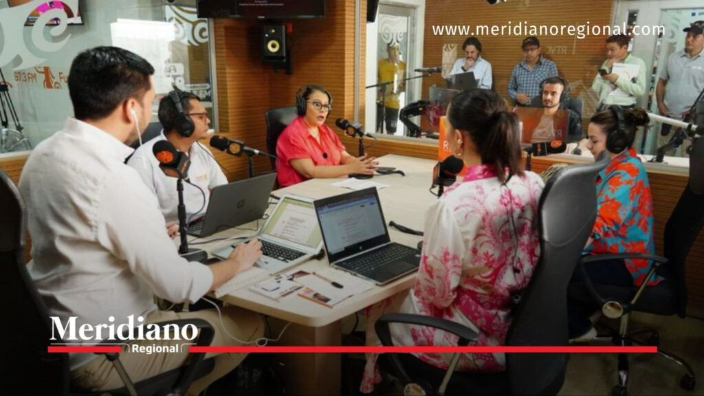 Emisoras de Paz durante una transmisión desde territorio - Meridiano Regional Emisoras de Paz durante la producción de contenidos radiales desde los territorios.